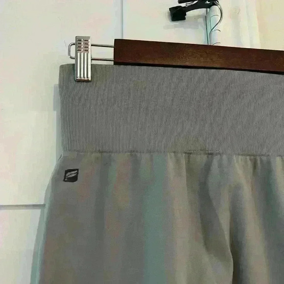 Fabletics Mesh Bottom Seamless Gray 7/8 Leggings- Size Medium- EUC - Picture 2 of 5